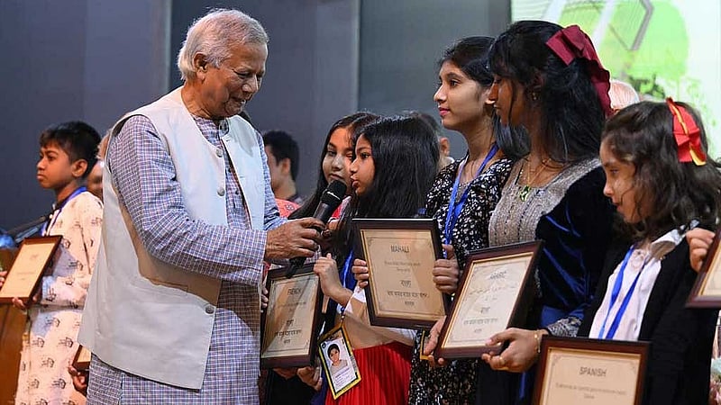 লিঙ্গুইস্টিক অলিম্পিয়াডের বিজয়ী শিশুদের সঙ্গে কথা বলেন প্রধান উপদেষ্টা মুহাম্মদ ইউনূস। ছবি: পিআইডি