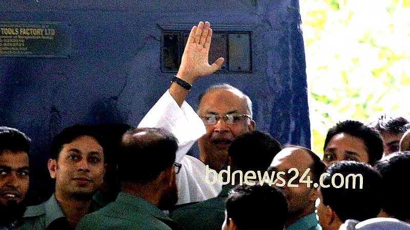 ট্রাইব্যুনালের রায়ের দিন প্রিজন ভ্যানে সাকা চৌধুরী। ফাইল ছবি