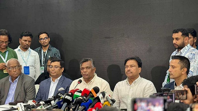 বিসিবি সভাপতি নির্বাচিত হয়ে প্রতিক্রিয়া জানাচ্ছেন আমিনুল ইসলাম, তার সঙ্গে বোর্ড পরিচালক নাজমূল আবেদীন, শাখাওয়াত হোসেন, ফারুক আহমেদ ও খালেদ মাসুদ। ছবি: বিডিনিউজ টোয়েন্টিফোর ডটকম।
