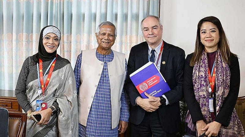 প্রধান উপদেষ্টা মুহাম্মদ ইউনূস বুধবার তার রাষ্ট্রীয় বাসভবন যমুনায় শ্রম মন্ত্রণালয় ও আইএলও কর্মকর্তাদের সঙ্গে বৈঠক করেন। ছবি: পিআইডি