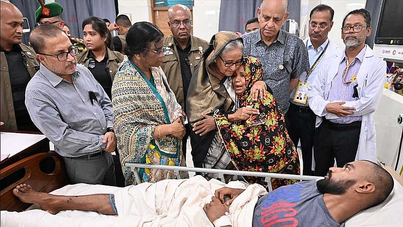 কোটা সংস্কার আন্দোলন ঘিরে সহিংসতায় আহত ব্যক্তিদের চিকিৎসার খোঁজ-খবর নেন প্রধানমন্ত্রী শেখ হাসিনা। মঙ্গলবার ঢাকার সোহরাওয়ার্দী মেডিকেল কলেজ হাসপাতালে। ছবি: পিআইডি