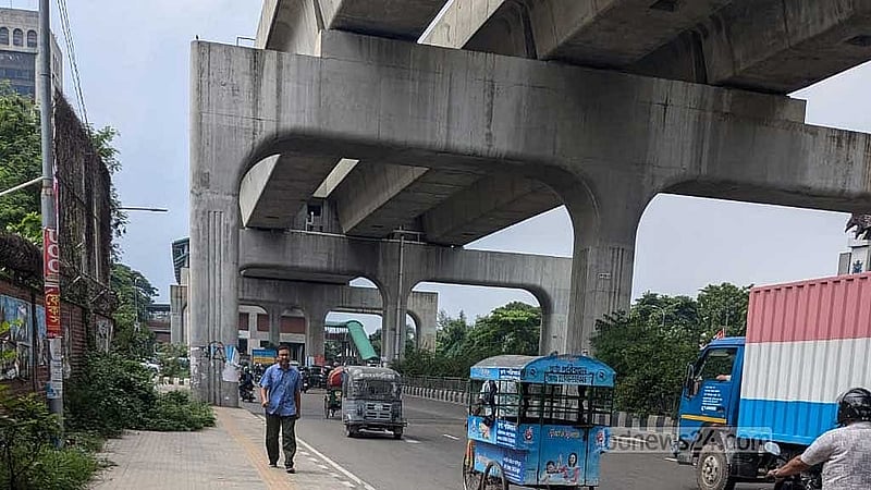 দৃষ্টিপ্রতিবন্ধীদের চলাচলের সুবিধার জন্য বসানো হয়েছে ট্যাকটাইলস। 