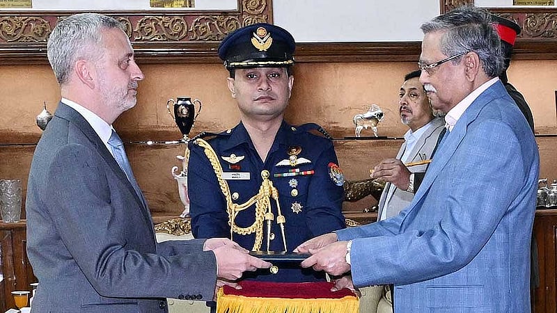 ইউরোপীয় ইউনিয়নের নতুন রাষ্ট্রদূত মাইকেল মিলার বৃহস্পতিবার রাষ্ট্রপতি মো. সাহাবুদ্দিনের কাছে পরিচয়পত্র পেশ করেন।