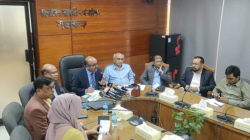 সরকারি কর্ম কমিশনের (পিএসসি) সভাকক্ষে বৃহস্পতিবার বিকালে বিফ্রিংয়ে কমিশনের চেয়ারম্যান অধ্যাপক মোবাশ্বের মোনেম।