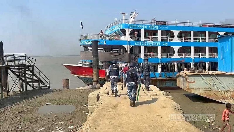 আইনশৃঙ্খলা বাহিনীর সদস্যরা ঘটনাস্থলে পৌঁছে পরিস্থিতি নিয়ন্ত্রণে আনে।