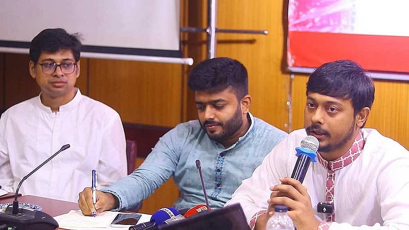 ঢাকায় বিএমএ ভবনে শনিবার 'মাজার সংস্কৃতি: সহিংসতা, সংকট ও ভবিষ্যৎ ভাবনা' শীর্ষক সংলাপে বক্তব্য দেন তথ্য এনসিপির মুখ্য সমন্বয়ক নাসীরুদ্দীন পাটওয়ারী।