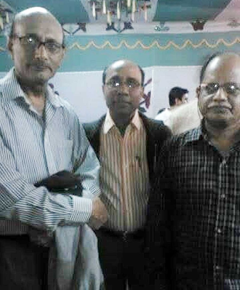 বিভুরঞ্জন সরকারের সঙ্গে লেখক প্রবীর চন্দ (মাঝে)। সর্ববামে, মুক্তিযুদ্ধকালে বোদার সর্বদলীয় ছাত্র সংগ্রাম পরিষদের সভাপতি, বীর মুক্তিযোদ্ধা ও পরবর্তী জীবনে নাট্যকার প্রয়াত ফখরুল ইসলাম মানিক।