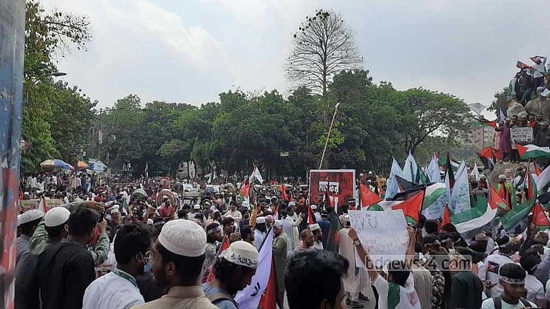 মার্চ ফর গাজা কর্মসূচিতে যোগ দিতে আসা মানুষের সোহরাওয়ার্দী উদ্যানের আশেপাশেও এলাকায়