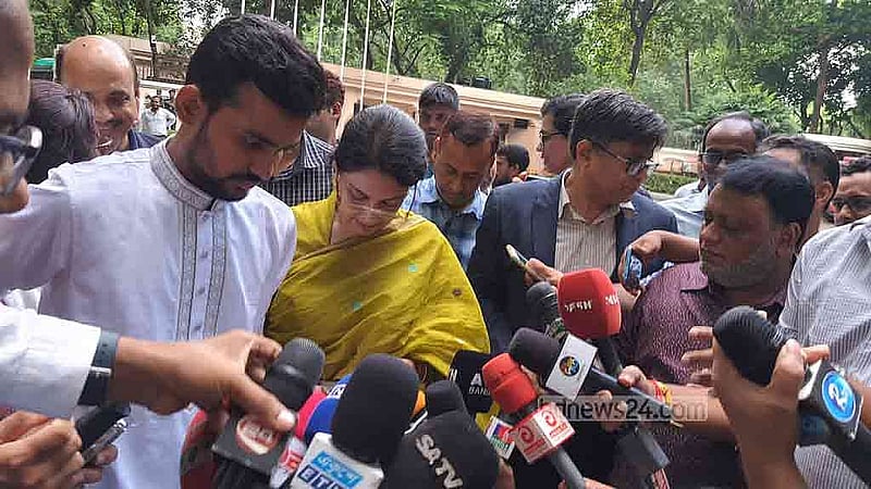 রাষ্ট্রীয় অতিথি ভবন যমুনায় বৃহস্পতিবার অন্তর্বর্তী সরকারের উপদেষ্টা পরিষদের সভা শেষে সাংবাদিকদের সামনে আসেন পরিবেশ, বন ও জলবায়ু পরিবর্তন মন্ত্রণালয়ের উপদেষ্টা সৈয়দা রিজওয়ানা হাসান। 