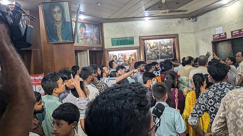 মধুমিতা সিনেমা হলে দর্শকের ভিড়। 
