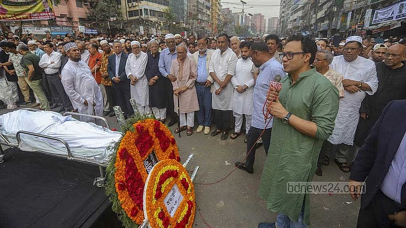 রাজধানীর নয়া পল্টনে কেন্দ্রীয় কার্যালয়ের সামনে বিএনপির প্রয়াত ভাইস চেয়ারম্যান আবদুল্লাহ আল নোমানের জন্য দোয়া চান তার ছেলে সাঈদ আল নোমান।