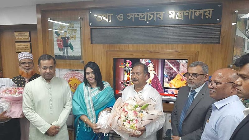 তথ্য ও সম্প্রচার মন্ত্রী জহির উদ্দিন স্বপন বুধবার সচিবালয়ে গেলে তথ্য সচিব মাহবুবা ফারজানা তাকে ফুল দিয়ে স্বাগত জানান।