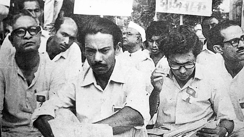 ১৯৭১ সালে কলকাতায় এক প্রতিবাদ সভায় চিত্রশিল্পী কামরুল হাসান, চলচ্চিত্র নির্মাতা জহির রায়হান ও অধ্যাপক অজয় রায়। 