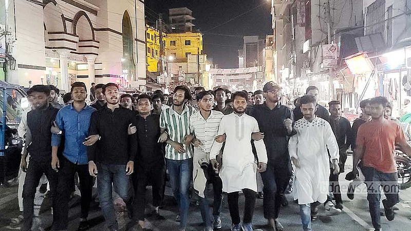 ক্যাপশন: লক্ষ্মীপুরে নবগঠিত আহ্বায়ক কমিটিকে প্রত্যাখ্যান করে মঙ্গলবার সন্ধ্যায় মিছিল করে বৈষম্যবিরোধী ছাত্র আন্দোলনের একাংশের নেতাকর্মীরা।  