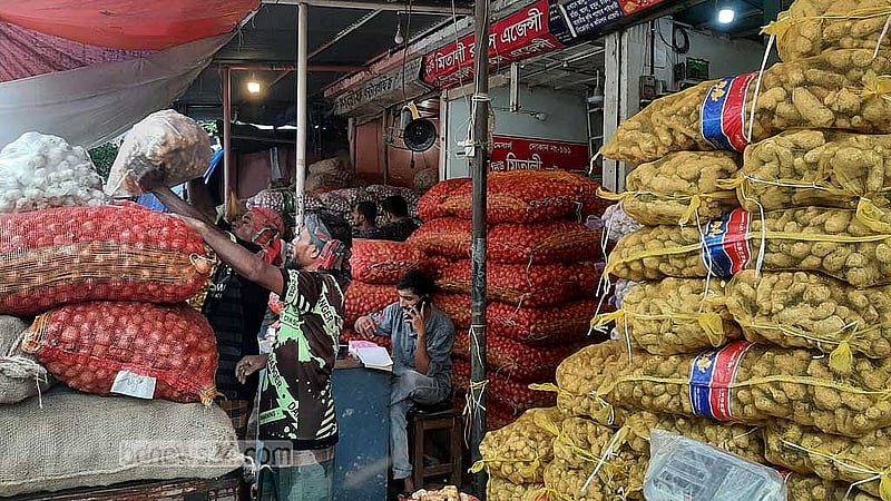 পেঁয়াজের দর সপ্তাহে সপ্তাহে বাড়ছে। এবারও বেড়েছে ১০ টাকা।