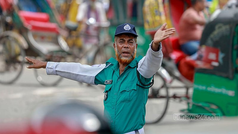 নানা গবেষণায় দেখা গেছে শব্দ ও বায়ু দূষণের কারণে ট্রাফিক পুলিশের সদস্যদের স্বাস্থ্যঝুঁকি ব্যাপক। 