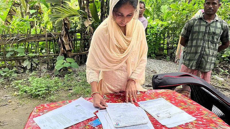 বাবার জাতীয়তার প্রমাণ দেখাচ্ছেন সাঞ্জিমা বেগম। ছবি: আমির পীরজাদা/বিবিসি