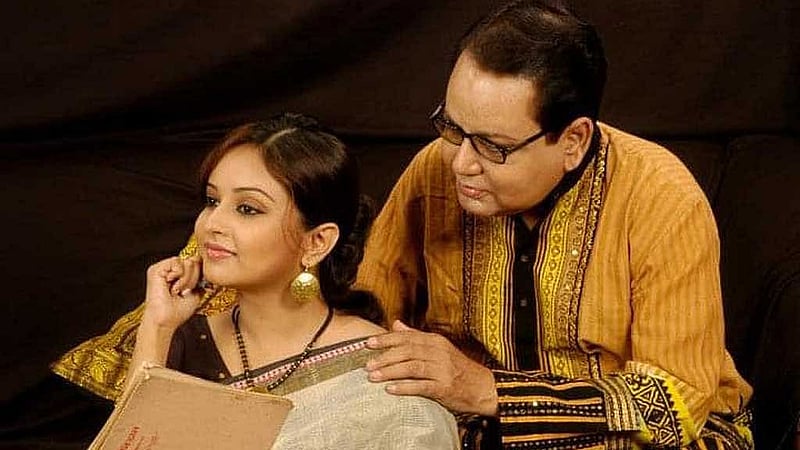 বুলবুল আহমেদের সঙ্গে মেয়ে অভিনেত্রী তাজরিন ফারহানা ঐন্দ্রিলা। ছবি: ঐন্দ্রিলার সৌজন্যে।  