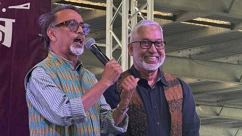 শিল্পী নকীব খানের সঙ্গে লেখক (বাঁয়ে)।