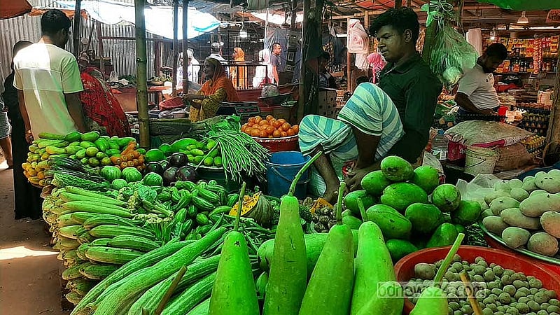 বর্ষা আসার আগে আগেই এবার বেড়ে গেছে সবজির দর। 
