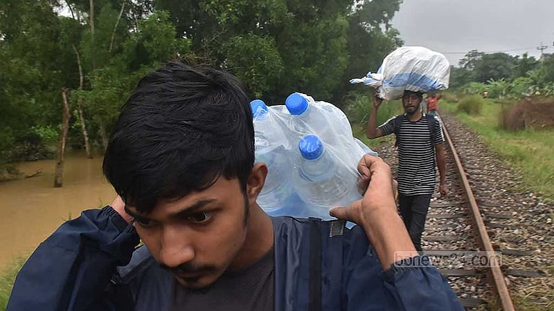বানভাসিদের জন্য ত্রাণের সঙ্গে যে পরিমাণ সুপেয় পানি পৌঁছানো হচ্ছে, তা মানষের প্রয়োজন মেটাতে পারছে না।