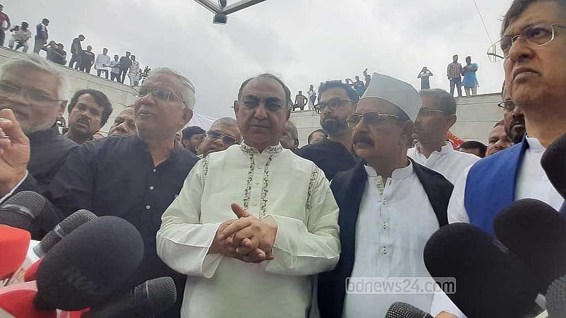 ডিসেম্বরের মধ্যে একটি দলের নির্বাচন চাওয়া নিয়ে প্রধান উপদেষ্টার বক্তব্যের পাল্টা দিতে গিয়ে বিএনপি নেতা মির্জা আব্বাস বলেছেন, একজন ব্যক্তিই শুধু ডিসেম্বরে নির্বাচন চান না, তিনি হলেন ড. ইউনূস।  