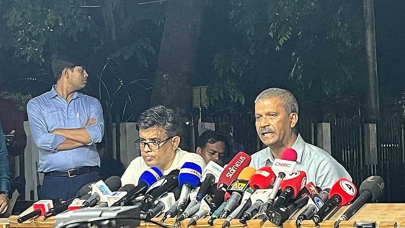 বৈঠক শেষে সাংবাদিকদের মুখোমুখি আইন উপদেষ্টা আসিফ নজরুল এবং প্রধান উপদেষ্টার প্রেস সচিব শফিকুল আলম। ছবি: পিআইডি