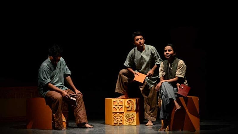 ‘কমলা রঙের বোধ’ নাটকের দৃশ্য। ছবি: থিয়েটার ফ্যাক্টরির সৌজন্যে।  