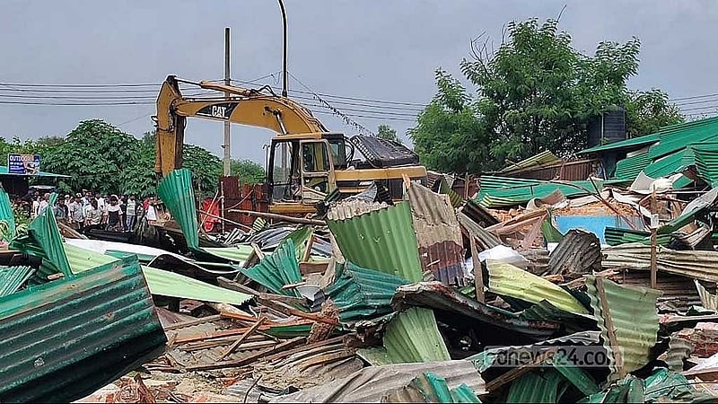 কক্সবাজার শহরের কস্তুরাঘাট এলাকায় বাঁকখালী নদীর তীরে সোমবার থেকে অবৈধ স্থাপনা উচ্ছেদ অভিযান শুরু করেছে প্রশাসন।