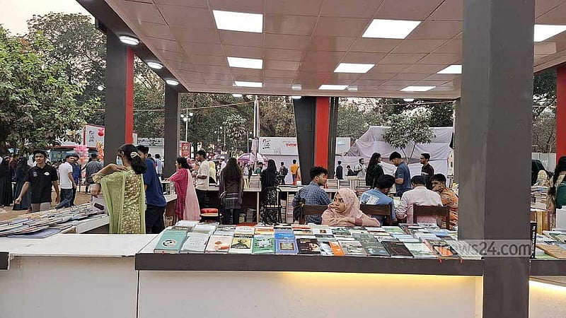স্টলে বসে বিক্রেতাদের অলস সময় পার