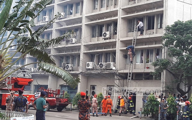 ফায়ার সার্ভিস ও সিভিল ডিফেন্স অধিদপ্তরের পরিচালক (অপারেশন ও মেইনটেইন্যান্স) লেফটেন্যান্ট কর্নেল মোহাম্মদ তাজুল ইসলাম চৌধুরী বলছেন, ভূমিকম্পের ক্ষয়ক্ষতি কমাতে ফায়ার সার্ভিস ও সিভিল ডিফেন্স প্রশিক্ষণের মাধ্যমে নিজেদের প্রস্তুত রেখেছে। 