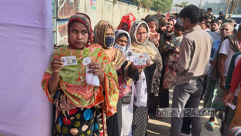 নিত্যপণ্যের ঊর্ধ্বগতির কারণে টিসিবির লাইনে মানুষ বাড়ছে।