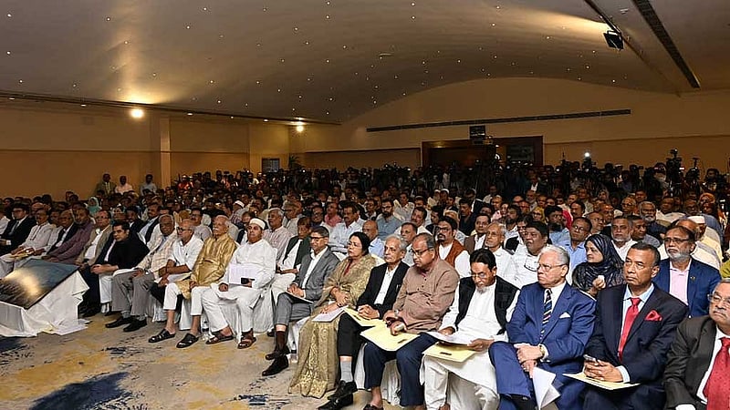 ঢাকার একটি হোটেলে বৃহস্পতিবার বিএনপি আয়োজিত সেমিনারে উপস্থিত অতিথিরা।