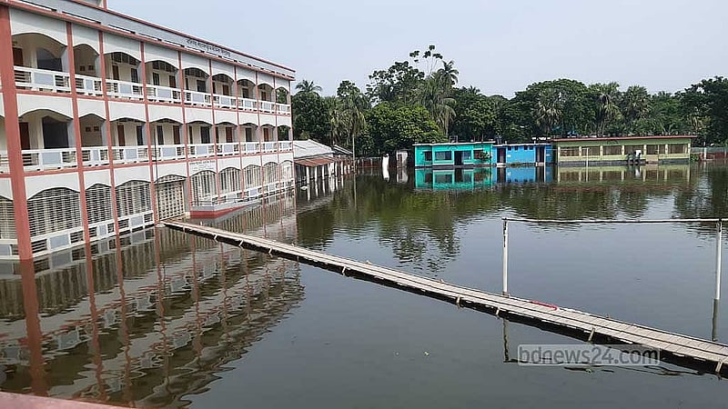 যশোরের ভবদহ জলাবদ্ধতা এবার প্রকট রূপ নিয়ে জনজীবনে বিপর্যয় ডেকে এনেছে। ঘরবাড়ি, রাস্তাঘাট, স্কুল-কলেজ, মসজিদ-মন্দিরে পানি উঠে গেছে; যা আর নামছে না, যেন ক্রমেই বাড়ছে।