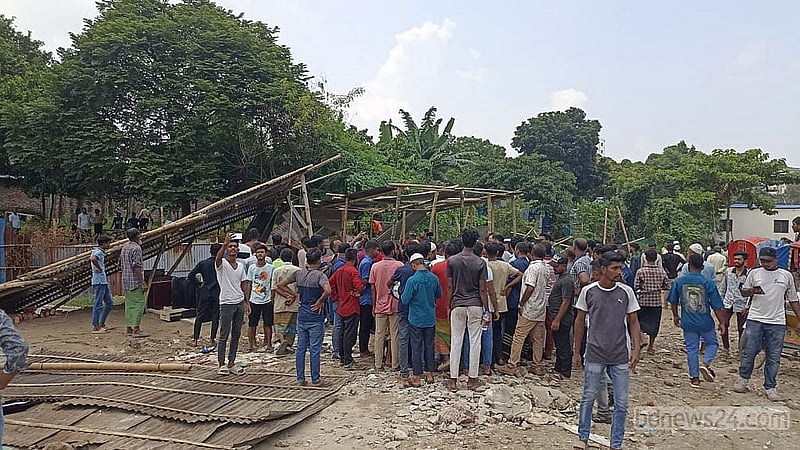 বিএনপির সাইনবোর্ড ঝোলানো টিনের শেডটি বুধবার গুড়িয়ে দেওয়া।  