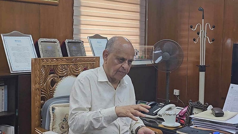মঙ্গলবার সচিবালয়ে নিজ দপ্তরে সাংবাদিকদের নানা প্রশ্নের জবাব দেন স্বাস্থ্যমন্ত্রী সামন্ত লাল সেন।