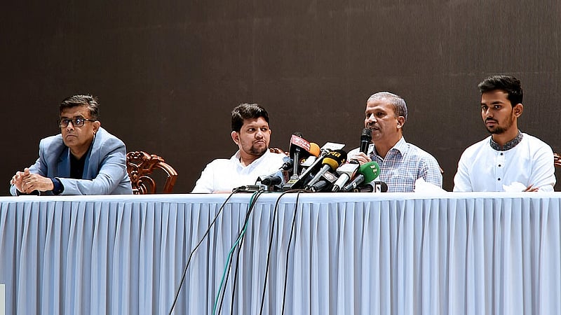 উপদেষ্টা পরিষদের বৈঠকের সিদ্ধান্ত জানাতে সংবাদ সম্মেলনে আইন উপদেষ্টা আসিফ নজরুল।
