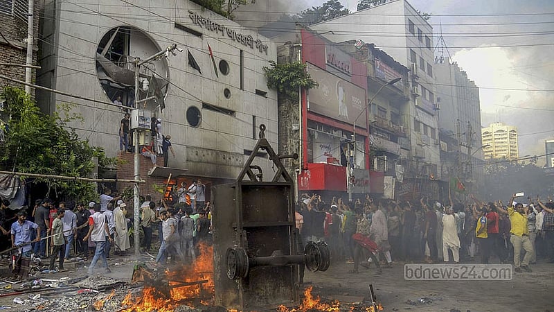 ৫ অগাস্ট শেখ হাসিনা সরকারের পতনের পর আওয়ামী লীগের প্রধান কার্যালয়ে আগুন দেওয়া হয়। 