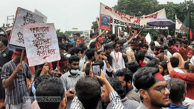 শুক্রবার বিকালে ‘দ্রোহ যাত্রায়’ অংশ নিতে জাতীয় প্রেস ক্লাবের সামনে জড়ো হয় কয়েক হাজার মানুষ। তারা মিছিল নিয়ে কেন্দ্রীয় শহীদ মিনারে যায়। 