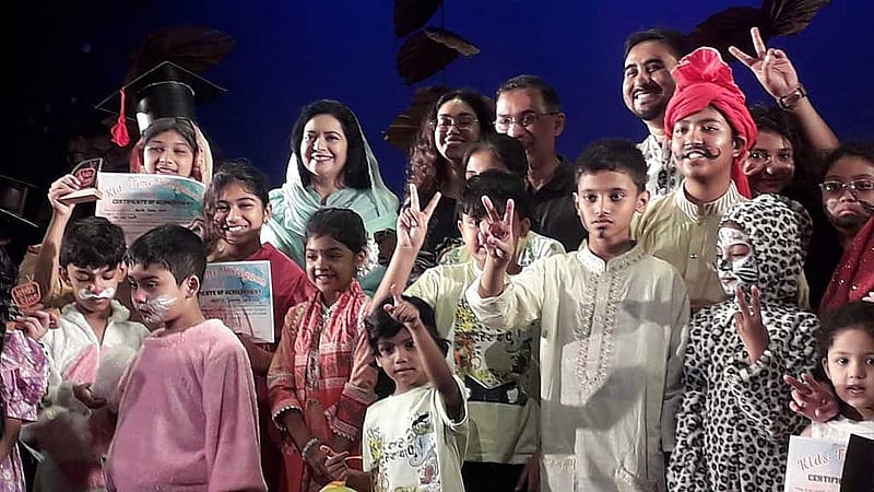 রাজধানীর বেইলি রোডে মহিলা সমিতির নীলিমা ইব্রাহিম মিলনায়তনে শনিবার সন্ধ্যায় সপরিবারে মঞ্চ নাটক দেখতে যান প্রধানমন্ত্রী তারেক রহমান। এসময় নাটকটির কলাকুশলী ও অন্য শিশুদের সঙ্গে ছবি তোলেন তারা।