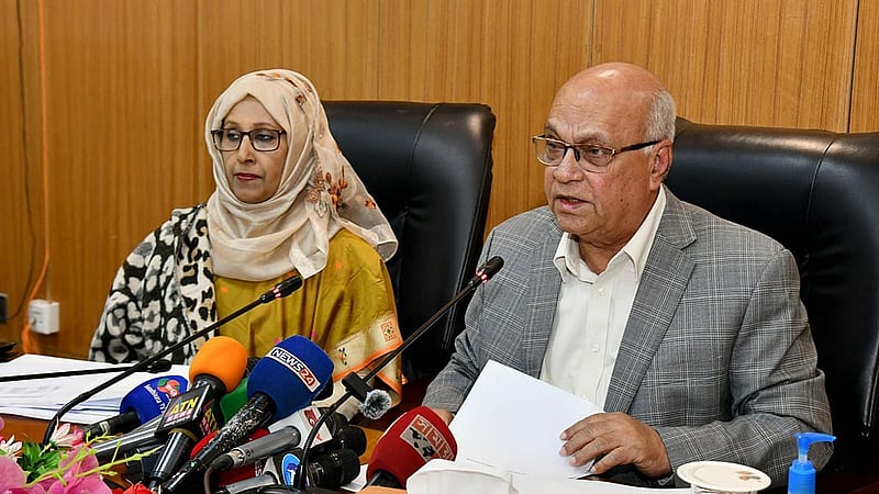 মুক্তিযুদ্ধ বিষয়ক মন্ত্রণালয়ে সংবাদ সম্মেলনে উপদেষ্টা ফারুক ই আজম।