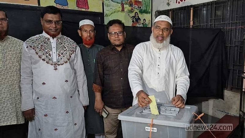 শহরের সেউজগাড়ি সরকারি প্রাথমিক বিদ্যালয় কেন্দ্রে ভোট দেন জামায়াতে ইসলামীর প্রার্থী আবিদুর রহমান সোহেল।