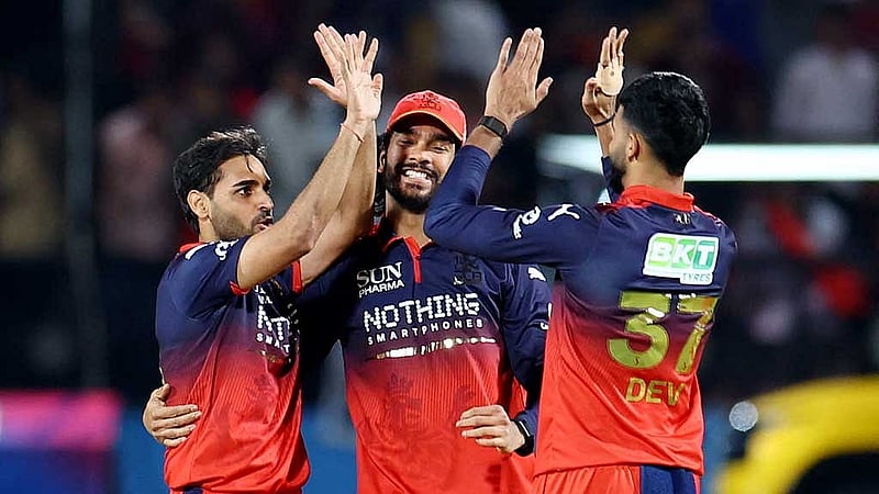 অসাধারণ বোলিং করেন ভুবনেশ্বর কুমার (বাঁয়ে)। ছবি: রয়টার্স