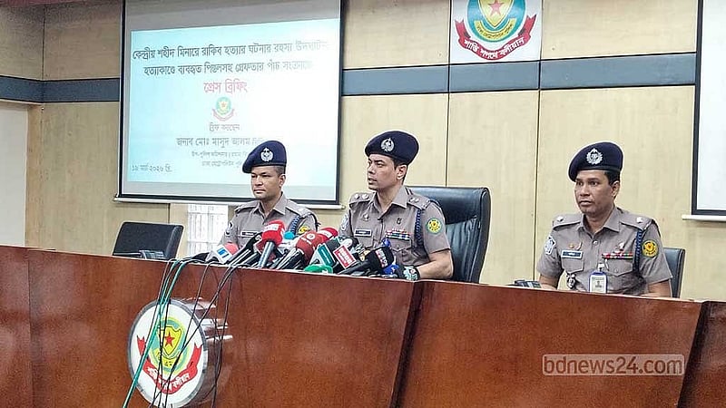 সংবাদ সম্মেলনে ঢাকা মহানগর পুলিশের রমনা বিভাগের উপকমিশনার মাসুদ আলম।