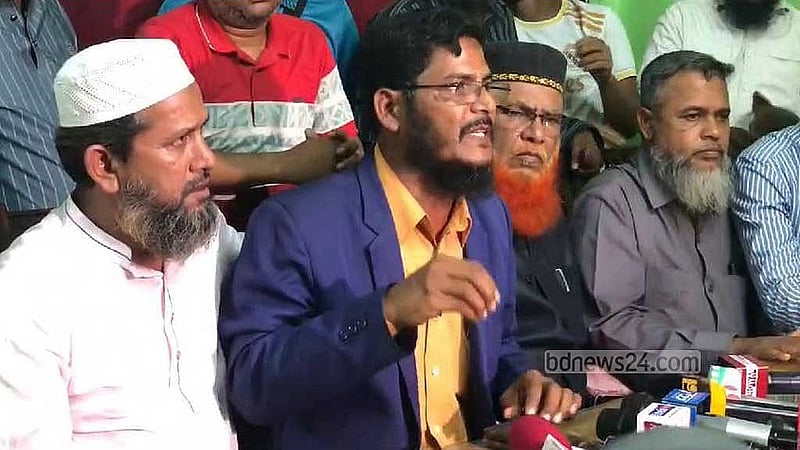 বিমান বাহিনী ঘাঁটির কাছে সংঘর্ষের ঘটনায় সোমবার সন্ধ্যায় কক্সবাজার প্রেস ক্লাবে সংবাদ সম্মেলন করে এলাকাবাসী।
