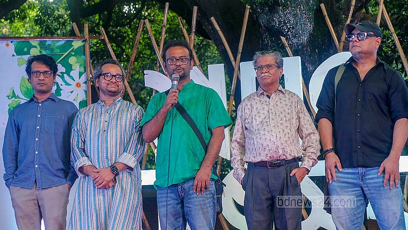 ঢাকা বিশ্ববিদ্যালয়ের চারুকলা অনুষদের বকুলতলায় শুক্রবার ষড়ঋতু উদযাপন জাতীয় কমিটি আয়োজিত ‘শরৎ উৎসবে’ কথা বলেন বাংলা একাডেমির মহাপরিচালক অধ্যাপক মোহাম্মদ আজম।