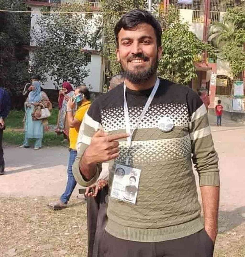 ২০২৪ সালের নির্বাচনেও রাসেল ভোটকেন্দ্রে ছিলেন গলায় নৌকাপ্রতীকের কার্ড ঝুলিয়ে। ছবি: সংগৃহীত