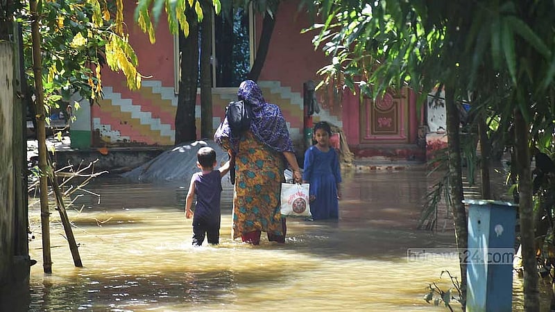 ফেনীর সদর উপজেলার বিরলী বাজার ও আশপাশের গ্রামে এখনও পানি আর পানি। শিশুরা আছে স্বাস্থ্য ঝুঁকিতে। অনেকের ডায়রিয়া হচ্ছে। বৃহস্পতিবার সুমন বাবুর তোলা ছবি।