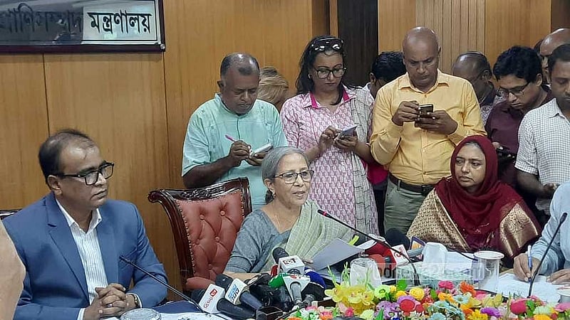 রোববার সচিবালয়ে সাংবাদিকদের সঙ্গে কথা বলছেন অন্তর্বর্তী সরকারের মৎস্য ও প্রাণিসম্পদ মন্ত্রণালয়ের উপদেষ্টা ফরিদা আখতার।