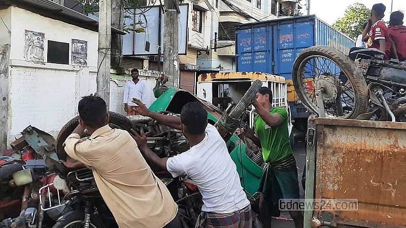 থানা ও ট্রাফিক পুলিশের ডাম্পিং স্টেশন থেকে লুট হওয়া মোটরসাইকেল সংগ্রহ করে সেগুলো থানায় নিয়ে এসেছে একদল যুবক